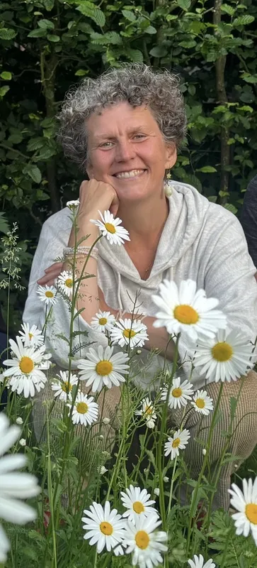Birthe Brahmer-Lohss zwischen blühenden Margeriten